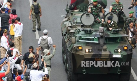 Wali Kota Surabaya Tri Rismaharini berdiri di dalam panser Anoa seraya meneriakkan yel-yel kemerdekaan saat Parade Surabaya Juang di Surabaya, Jawa Timur, Minggu (11/11/2018).