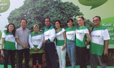 Wali Kota Surabaya Tri Rismaharini bersama sejumlah selebritas tanah air melakukan aksi penanaman pohon trembesi