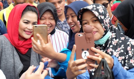 Wali Kota Surabaya Tri Rismaharini dan Bakal Calon Wakil Gubernur Jawa Timur Puti Guntur Soekarno Putri menyapa warga Kota Pahlawan di acara Car Free Day (CFD) di kawasan Taman Bungkul, Jalan Raya Darmo, Ahad (21/1).