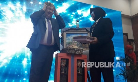 Wali Kota Surabaya Tri Rismaharini dan Wali Kota Liverpool Joe Anderson menjalin kerja sama kota kembar (sister city). Kerja sama ditandai dengan pendatanganan MoU di Balai Kota Surabaya, Senin (19/3). 