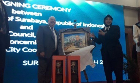 Wali Kota Surabaya Tri Rismaharini dan Wali Kota Liverpool Joe Anderson menjalin kerja sama kota kembar (sister city). Kerja sama ditandai dengan pendatanganan MoU di Balai Kota Surabaya, Senin (19/3). 