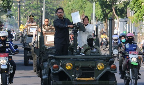 Wali Kota Surabaya Tri Rismaharini (kanan) mengarak piagam penghargaan, di Surabaya, Jawa Timur, Selasa (10/7).