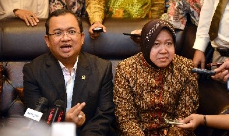 Wali Kota Surabaya Tri Rismaharini (kanan) menjawab pertanyaan wartawan didampingai Wakil Ketua DPR RI Priyo Budi Santoso (kiri) usai melakukan pertemuan tertutup di Ruang Pimpinan DPR RI, Senayan, Jakarta, Kamis (20/2). Pertemuan tertutup tersebut terkait