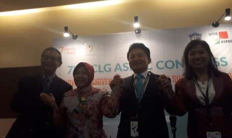 Wali Kota Surabaya Tri Rismaharini (kedua kiri) dan Presiden UCLG Aspac Won Hee-ryong (kedua kanan) memberikan keterangan pers terkait Kongres UCLG ASPAC ke-7 yang digelar di Surabaya, 13-14 September 2018.