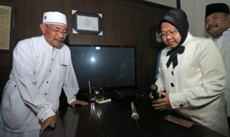 Wali Kota Surabaya Tri Rismaharini (kedua kiri) didampingi Pendiri Museum NU Choirul Anam (kiri) mengamati benda bersejarah di Museum Nahdlatul Ulama (NU) di Surabaya, Jawa Timur, Senin (8/1). Kunjungannya dengan ditemui Ketua PC NU Surabaya Ahmad Muhibin Zuhri dan Pendiri Museum NU Choirul Anam itu untuk menyambung silaturahmi. 