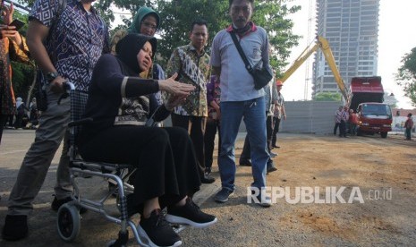 Wali Kota Surabaya Tri Rismaharini (kedua kiri) mengkoordinasi jalannya pengurukan tanah ambles di Jalan Raya Gubeng, Surabaya, Jawa Timur, Kamis (20/12/2018). 