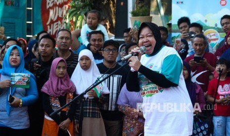 Wali Kota Surabaya Tri Rismaharini (keenam kanan) memberikan sambutan saat Roadshow Bus KPK 2019 Jelajah Negeri Bangun Antikorupsi di Taman Bungkul, Surabaya, Jawa Timur, Ahad (14/7/2019). 