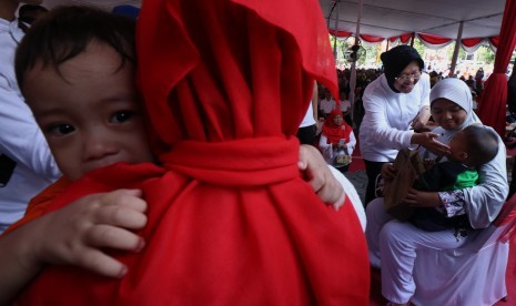 Wali Kota Surabaya Tri Rismaharini (ketiga kanan) menenangkan anak usai diberi suntikan imunisasi difteri saat pencanangan 'Outbreak Response Immunization (ORI)' di Surabaya, Jawa Timur, Jumat (2/2).