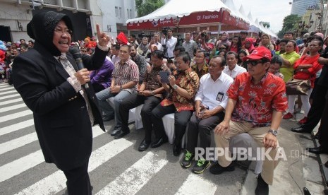 Wali Kota Surabaya Tri Rismaharini (kiri) memberikan sambutan di acara 'Mlaku-Mlaku Nang Tunjungan' di Jalan Tunjungan, Surabaya, Jawa Timur, Selasa (19/12).