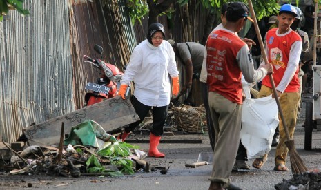 Wali Kota Surabaya Tri Rismaharini (kiri)