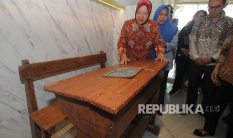 Wali Kota Surabaya Tri Rismaharini (kiri) mengamati koleksi Museum Pendidikan di Jalan Genteng Kali, Surabaya, Jawa Timur, Senin (25/11/2019). 