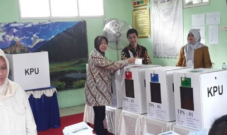 Wali Kota Surabaya Tri Rismaharini melakukan pencoblosan pemilihan umum 2019 di TPS 001 Jalan Wiyung Indah Blok L/1-A, Kelurahan Jajar Tunggal, Wiyung, Surabaya, Rabu (17/4).