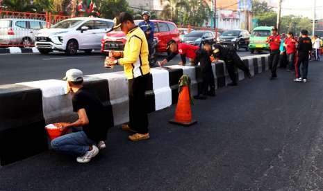 Wali Kota Surabaya Tri Rismaharini memimpin jajarannya menggelar kerja bhakti bersih-bersih dan pengecatan trotoar dalam rangka menyambut HUT RI ke 73