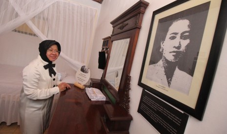 Wali Kota Surabaya Tri Rismaharini mengamati benda bersejarah seusai peresmian Museum HOS Tjokroaminoto, di Surabaya, Jawa Timur, Senin (27/11).