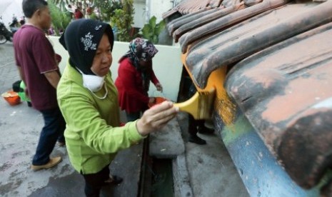 Wali Kota Surabaya Tri Rismaharini mengecat atap genteng saat kerja bakti bersama di Rumah Susun (Rusun) Sumbo, Surabaya, Jawa Timur, Sabtu (9/9). Kerja bakti yang diikuti jajaran Pemkot Surabaya bersama warga tersebut agar kondisi lingkungan rusun menjadi lebih bersih dan nyaman untuk dihuni.