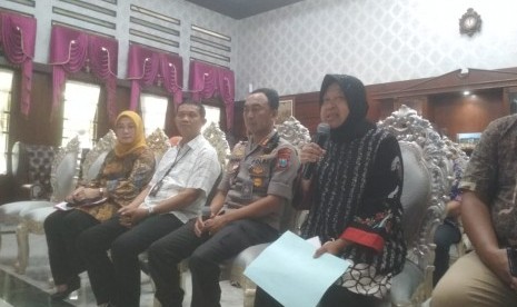 Wali Kota Surabaya Tri Rismaharini menggelar konferensi pers terkait surat permohonan maaf dari Zikria Dzatil pemilik akun Facebook yang ditetapkan tersangka karena diduga menghinanya, Rabu (5/2).