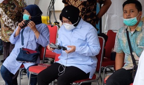 Wali Kota Surabaya Tri Rismaharini meninjau langsung proses pengaspalan Jalan Raya Gubeng yang ambles, Rabu (26/12)