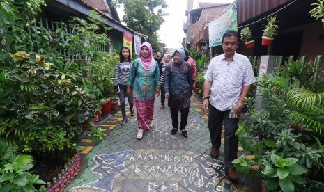 Wali Kota Surabaya Tri Rismaharini menyusuri Kampung Lawas Maspati, Surabaya