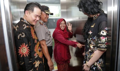 Wali Kota Surabaya Tri Rismaharini meresmikan fasilitas lift di Jembatan Penyeberangan Orang (JPO) di Jalan Basuki Rahmat, Rabu (31/5). 