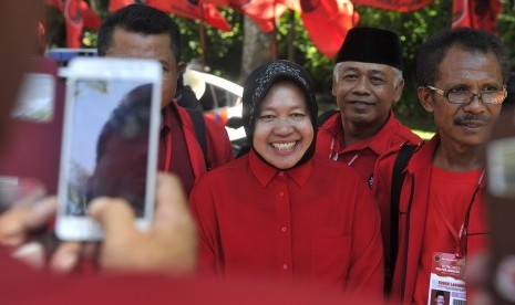 Wali Kota Surabaya Tri Rismaharini (tengah) diajak berfoto selfie oleh peserta kongres seusai acara pembukaan Kongres IV PDI Perjuangan di Hotel Inna Grand Bali Beach, Sanur, Bali, Kamis (9/4).