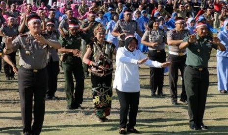 Wali Kota Surabaya Tri Rismaharini (tengah), Komandan Korem (Danrem) 084/Bhaskara Jaya Kolonel Kav M Zulkifli (kanan), Kapolrestabes Surabaya Kombes Pol M Iqbal (kiri), mengikuti senam di Tugu Pahlwan, Surabaya, Jawa Timur, 13 Agustus 2017.