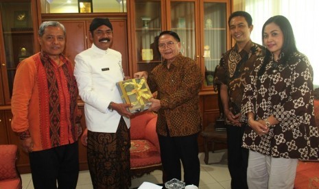 Wali Kota Surakarta, F.X. Hadi Rudyatmo, menerima bingkisan buku “Cakrawala Wayang Indonesia” dan “The Heritage of Asean Puppetry.” Diserahkan oleh Suparmin Sunjoyo, Ketua Umum Sekretariat Nasional Pewayangan Indonesia (SENAWANGI). Didampingi Drs. Suyud Wi