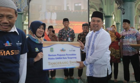 Wali Kota Tangerang Arief R. Wismansyah saat meluncurkan program EMAS (Ekonomi Masyarakat Sejahtera) yang diselenggarakan oleh KNKS (Komite Nasional Keuangan Syariah) bersama dengan Bank BJB Banten, pada Kamis (5/12). 