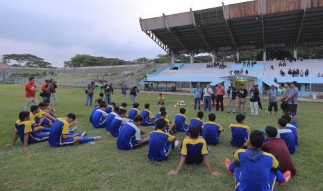 Wali Kota Tangerang Arief R. Wismansyah saat menyaksikan sesi latihan Persikota Tangerang di Stadion Benteng (ilustrasi). Pemkot Tangerang akan merehabilitasi Stadion Benteng.