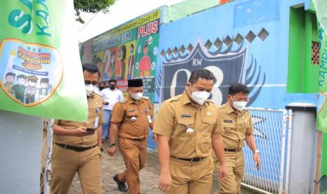 Wali Kota Tangerang Arief Rachadiono Wismansyah mengunjungi Kampung Tangguh Jaya Siaga Corona (KTJ-Sigacor) di Kota Tangerang, Banten, Sabtu (13/2).