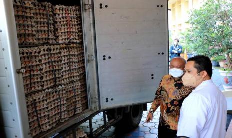 Wali Kota Tangerang Arief Wismansyah (kanan) dan Sekretaris Jenderal Kementerian Perdagangan RI Suhanto (kiri) saat melihat telur ayam yang akan disalurkan kepada warga di Pusat Pemerintahan Kota Tangerang, Jumat (6/8).