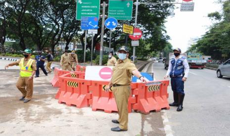 Wali Kota Tangerang, Arief Wismansyah membuka Jalan Ramp Fly Over Cikokol yang telah selesai diperbaiki, Senin (2/11).