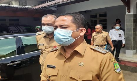 Wali Kota Tangerang Arief Wismansyah. Pendistribusian BST diawali dengan penyaluran di wilayah Kelurahan Suka Asih, Kecamatan Tangerang, Kota Tangerang pada Selasa (20/7). Wali Kota Tangerang Arief Wismansyah yang hadir dalam kegiatan penyaluran bantuan tersebut mengatakan, BST yang disalurkan pada hari ini diperuntukkan bagi 444 keluarga di kelurahan tersebut. 