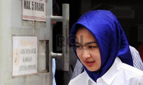 Wali Kota Tangerang Selatan Airin Rachmi Diany keluar dari gerbang ruang tahanan Komisi Pemberantasan Korupsi (KPK)