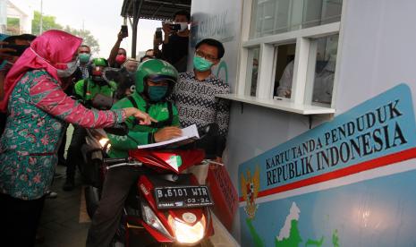 Wali kota Tangerang Selatan Airin Rachmi Diany (kiri) meninjau pengemudi ojek daring yang melakukan pengurusan Sistem Pengiriman Dokumen Kependudukan (SIANDUK) secara drive thru di Kantor Disdukcapil Tangerang Selatan, Serpong, Tangerang Selatan, Banten, Jumat (2/10/2020). Pemkot Tangerang Selatan bekerja sama dengan operator ojek daring melakukan layanan antar jemput dokumen kependudukan untuk mengurangi kontak langsung warga dan petugas saat pendemi COVID-19.