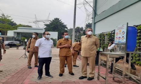 Wali Kota Tangerang Selatan Benyamin Davnie menginstruksikan pemberhentian PTM di sekolah-sekolah mulai Senin (7/2/2022).