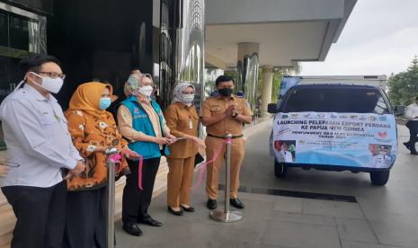 Wali Kota Tangsel Airin Rachmi Diany (tengah) saat launching pelepasan ekspor perdana produk UMKM ke Papua Nugini di Kantor Wali Kota Tangerang Selatan, Selasa (19/1/2021).