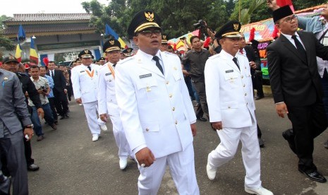 Wali kota Tanjung Balai terpilih M Syahrial (kiri) bersama wakilnya Ismail (kanan) mengikuti pelantikan kepala daerah di Lapangan Merdeka Medan, Sumatera Utara, Rabu (17/2).