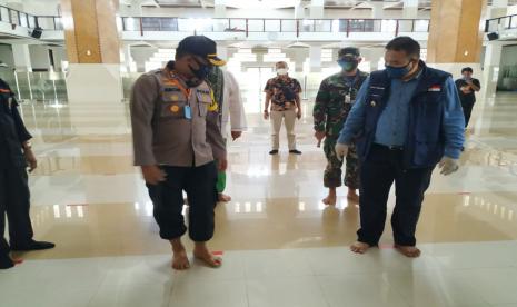 Wali Kota Tasikmalaya Budi Budiman bersama Forkopimda melakukan sosialisasi di Masjid Agung Tasikmalaya jelang memasuki fase new normal, Ahad (31/5). Rencananya, fase new normal akan diberlakukan pada 2 Juni.