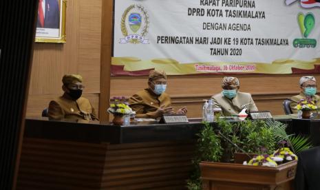 Wali Kota Tasikmalaya Budi Budiman dan Wagub Jabar Uu Ruzhanul Ulum saat rapat paripurna peringatan HUT ke-19 Kota Tasikmalaya di DPRD Kota Tasikmalaya, Jumat (16/10). 