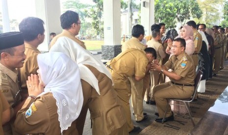 Wali Kota Tasikmalaya Budi Budiman halalbihalal dengan ASN usai apel di halaman Bale Kota Tasikmalaya, Senin (10/6). 