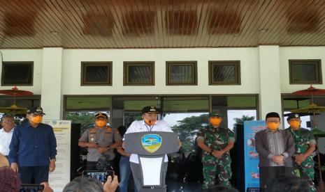 Wali Kota Tasikmalaya Budi Budiman melakukan konferensi pers di halaman gedung Bale Kota Tasikmalaya, Rabu (25/3). Budi mengonfirmasi, satu orang warga Kota Tasikmalaya positif terpapar Covid-19. 