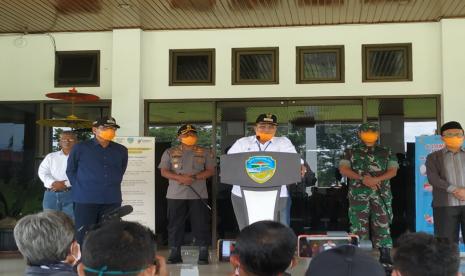 Wali Kota Tasikmalaya Budi Budiman melakukan konferensi pers di halaman gedung Bale Kota Tasikmalaya, Rabu (25/3). Budi mengonfirmasi, satu orang warga Kota Tasikmalaya positif terpapar Covid-19. 