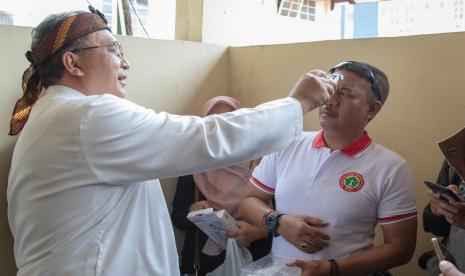 Wali Kota Tasikmalaya Budi Budiman mencoba alat pendeteksi suhu tubuh, Kamis (5/3).