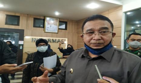 Wali Kota Tasikmalaya Budi Budiman saat diwawancara. Budi Budiman mengatakan, masyarakat dipersilakan melaksanakan shalat id berjamaah di mana, baik masjid atau lapangan. Namun, pelaksanaan shalat harus tetap sesuai dengan protokol kesehatan.