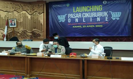 Wali Kota Tasikmalaya Budi Budiman (tengah) dan Kepala Kantor Perwakilan BI Tasikmalaya Heru Saptaji, ketika meresmikan Pasar Cikurubuk Online. Sejak diluncurkan (launching) pada akhir April 2020, belum banyak warga yang tertarik berbelanja melalui Pasar Cikurubuk Online.