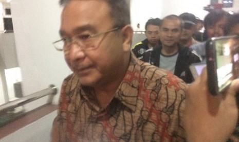 Wali Kota Tasikmalaya Budi Budiman usai 10 jam menjalani pemeriksaan penyidik KPK di ruang kerjanya, Bale Kota Tasikmalaya, Rabu (24/4) malam. 