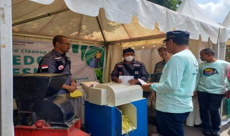 Wali Kota Tasikmalaya, Muhammad Yusuf, meninjau stan Gedong Resik dalam kegiatan World Cleanup Day 2022 di Taman Kota Tasikmalaya, Selasa (25/10/2022).