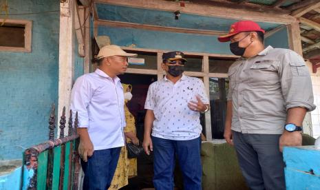 Wali Kota Tasikmalaya, Muhammad Yusuf (tengah), meninjau lokasi terdampak banjir di Kampung Sukasirna, Kelurahan Sukanagara, Kecamatan Purbaratu, Kota Tasikmalaya, Ahad (17/4/2022). 