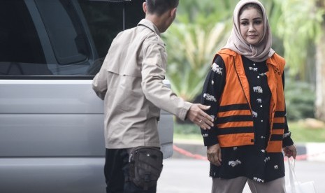 Wali Kota Tegal nonaktif Siti Masitha Soeparno (kanan) bersiap menjalani pemeriksaan di gedung KPK, Jakarta, Selasa (5/9).