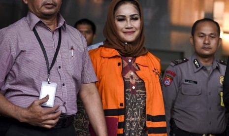 Wali Kota Tegal Siti Masitha Soeparno (tengah) mengenakan rompi tahanan seusai diperiksa di gedung KPK, Jakarta, Rabu (30/8). KPK menahan Siti Masitha yang terjaring dalam operasi tangkap tangan di Tegal.